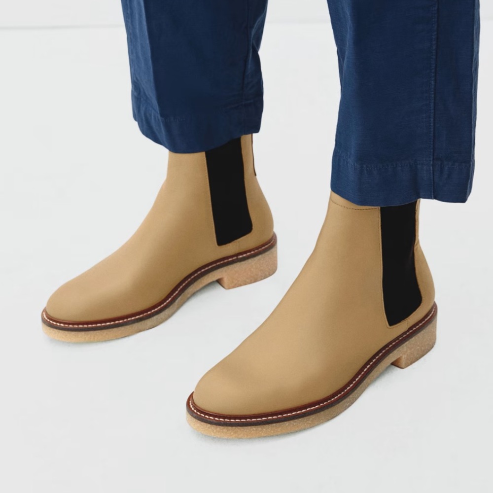 Everlane Chelsea Boot in Biscuit